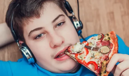 El Impacto de los Ultraprocesados en Adolescentes: Lo que un Nuevo Estudio Científico Revela sobre su Dieta, Pantallas y Bienestar