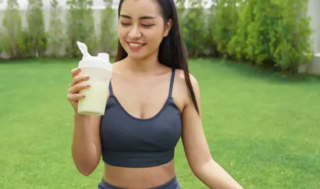 Proteína de Suero (Whey Protein) y la Recuperación Muscular Post-Entrenamiento de Fuerza