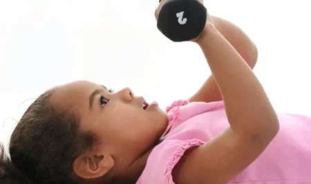 La Era del Entrenamiento de Fuerza: Por Qué los Niños y Adolescentes Deberían Levantar Pesas Antes de Correr