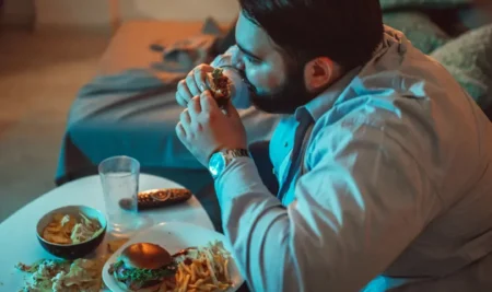 ¿Por qué los ultraprocesados nos invitan a comer de más? Lo que dice la evidencia clínica