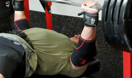 Coderas de neopreno entrenamiento: ¿Realmente mejoran el press de banca y de hombros?