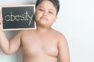 el ejercicio aeróbico combinado con fuerza mejora la salud en jóvenes con obesidad