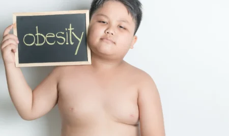 Combatiendo la Obesidad Infantil y Juvenil: La Ciencia Detrás del Ejercicio Aeróbico Combinado con Fuerza